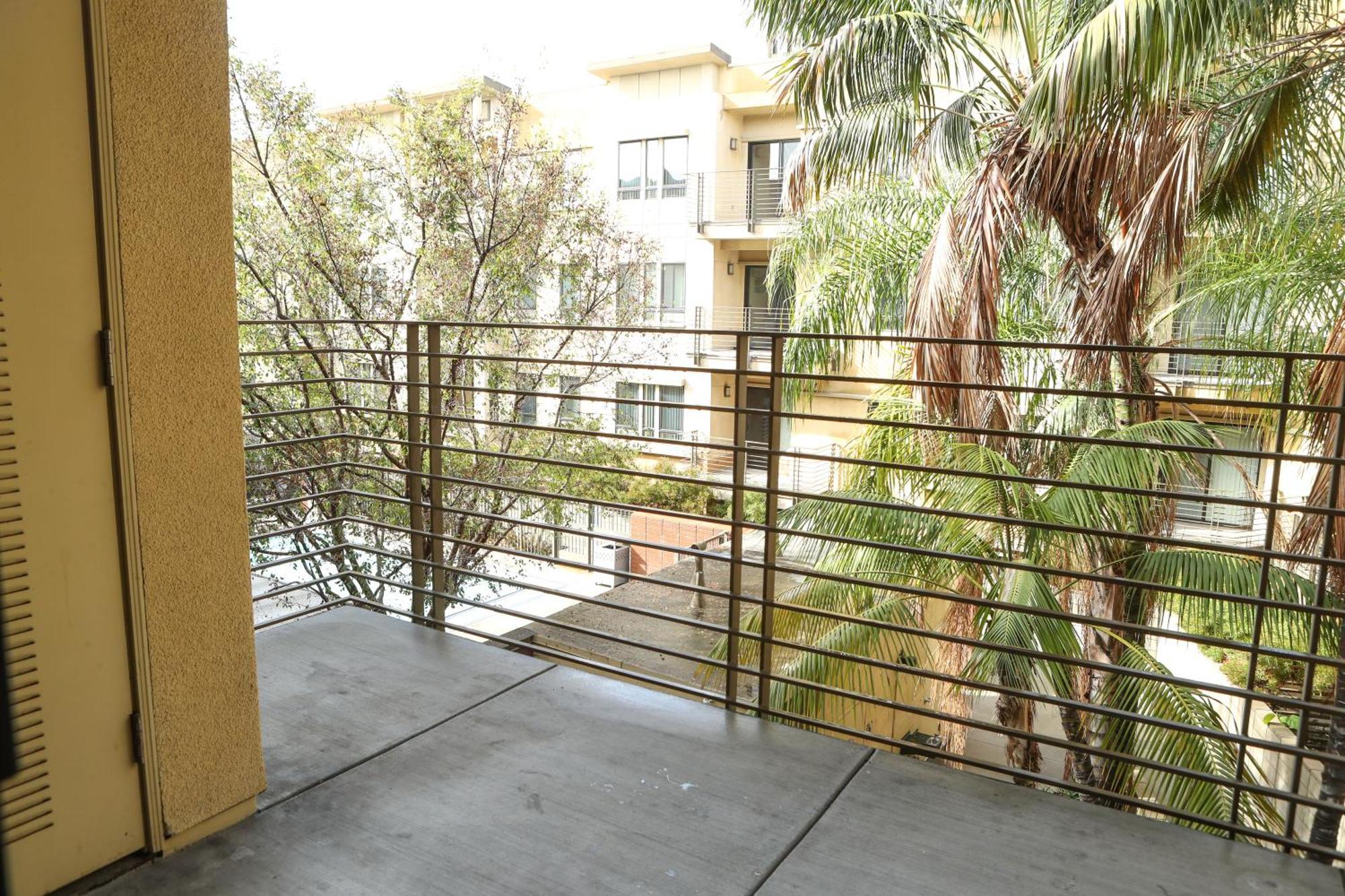 Amazing Apartments Near The Grove — Photos 3