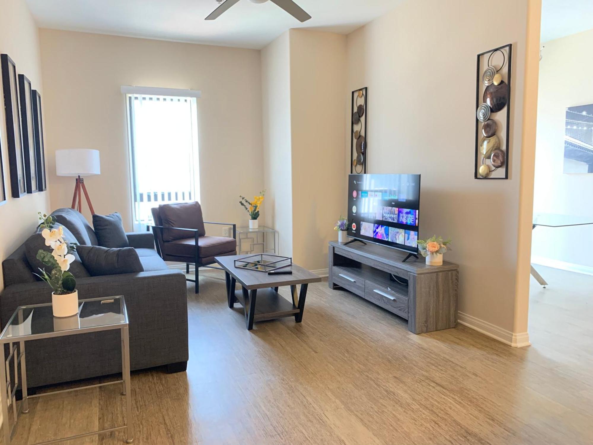 Amazing Apartments Near The Grove — Photos 1